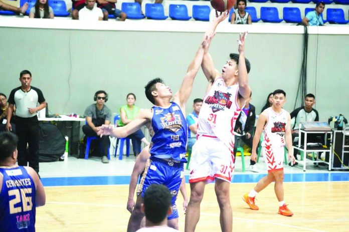sports_Husk_compressed_resized Chris Lalata delivers for the Quezon Huskers. MPBL PHOTO