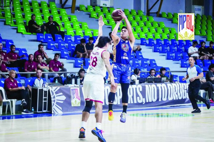 Levi Hernandez shines for the Iloilo United Royals. MPBL PHOTO