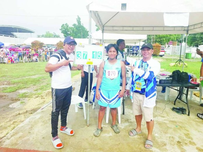 sports_Palaro_compressed_resized Althea Grace Prosperoso of Pototan, Iloilo celebrates after becoming the new Palarong Pambansa record holder in the elementary girls discus throw. PHOTO COURTESY OF REY CABARLES