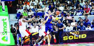 Capiznon Christian Manaytay of Rain or Shine Elasto Painters looks to pass the ball while pressured by Barangay Ginebra’s Rhon Jay Abarrientos during Game 4 of their PBA Commissioner’s Cup semifinal series at the Smart Araneta Coliseum. PBA PHOTO