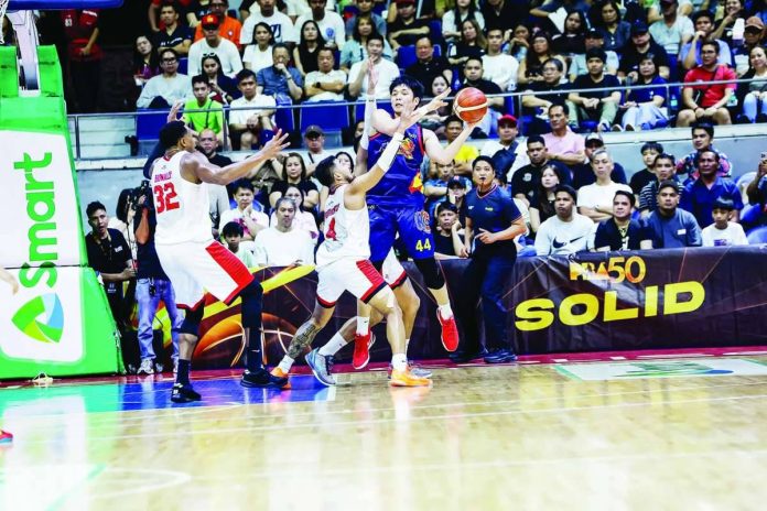 sports_ROS_compressed_resized Capiznon Christian Manaytay of Rain or Shine Elasto Painters looks to pass the ball while pressured by Barangay Ginebra’s Rhon Jay Abarrientos during Game 4 of their PBA Commissioner’s Cup semifinal series at the Smart Araneta Coliseum. PBA PHOTO
