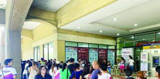 Hundreds of residents flocked to Robinsons Place Bacolod on Monday, May 18, 2026, as they rushed to beat the Commission on Elections’ final day of voter registration ahead of the upcoming Barangay and Sangguniang Kabataan Elections. WATCHMEN DAILY JOURNAL PHOTO
