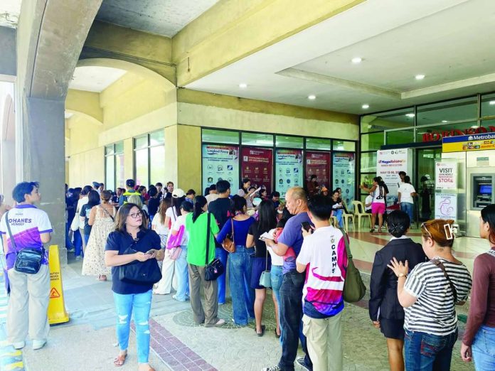 Hundreds of residents flocked to Robinsons Place Bacolod on Monday, May 18, 2026, as they rushed to beat the Commission on Elections’ final day of voter registration ahead of the upcoming Barangay and Sangguniang Kabataan Elections. WATCHMEN DAILY JOURNAL PHOTO