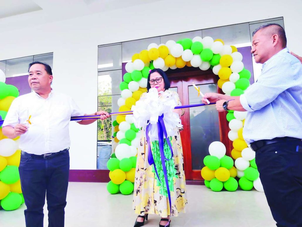 Fely Gegato-Abecia, CEO and owner of Gegato-Abecia Memorial Chapels Inc., alongside partners Lemery’s Vice Mayor Lowel Arban and Ferdinand Dalopi, leads the ribbon cutting ceremony.