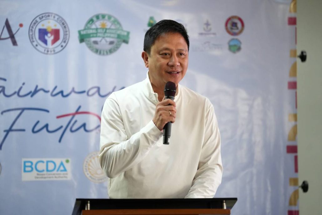 PSC Chairman Patrick “Pato” Gregorio leads the distribution of golf equipment from BingoPlus photo by PSC