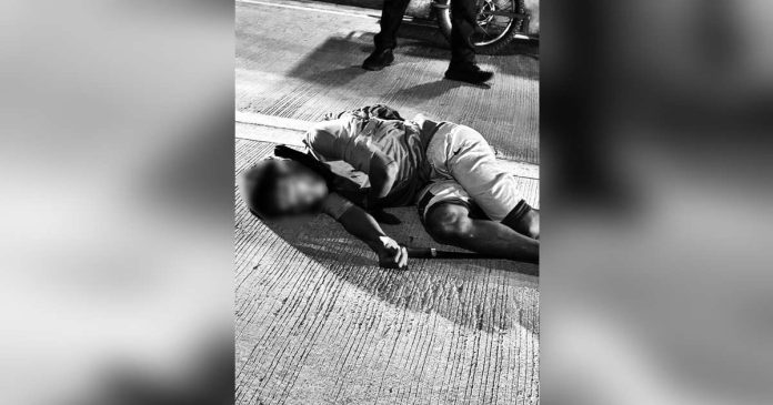 Aklan shooting_superimposed The body of a 34-year-old mentally challenged man lay on a street in Barangay Pook, Kalibo, Aklan, with the machete he allegedly carried before he was shot on the evening of June 28. Police said the victim had reportedly gone on a rampage prior to the incident. A suspect was later arrested, and authorities continued their investigation into the fatal shooting. RADYO TODO AKLAN PHOTO