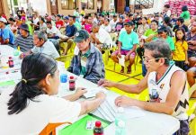 Fisherfolk beneficiaries received their cash assistance under the Presidential Assistance for Farmers and Fisherfolk Program (PAFFP) during a distribution activity conducted by the Department of Agriculture-Bureau of Fisheries and Aquatic Resources Regional Office VI in Aklan. BFAR-6 PHOTO
