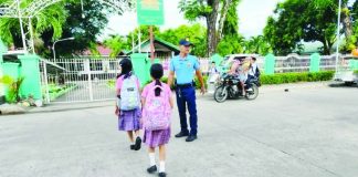 A police officer monitors students at a school in Antique as part of the Antique Provincial Police Office’s intensified security measures for the opening of classes. The APPO has increased police visibility in schools across the province to help ensure the safety of learners and school personnel while promoting a secure and orderly learning environment. APPO PHOTO