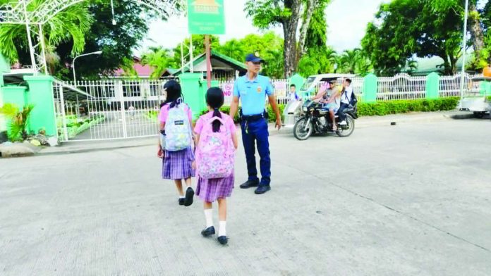 A police officer monitors students at a school in Antique as part of the Antique Provincial Police Office’s intensified security measures for the opening of classes. The APPO has increased police visibility in schools across the province to help ensure the safety of learners and school personnel while promoting a secure and orderly learning environment. APPO PHOTO