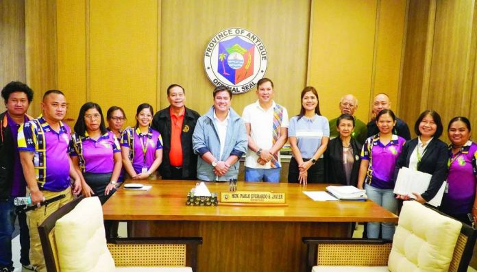 Antique_coconut_farmers_copy_compressed_resized Officials from the Provincial Government of Antique and the Philippine Coconut Authority (PCA) exchanged documents after signing a memorandum of agreement for the implementation of the Coconut Farmers and Industry Development Plan (CFIDP) Health and Medical Care Program. The initiative provides up to P40,000 in hospitalization benefits for more than 53,000 registered coconut farmers and their dependents in the province. PROV’L GOV’T OF ANTIQUE PHOTO