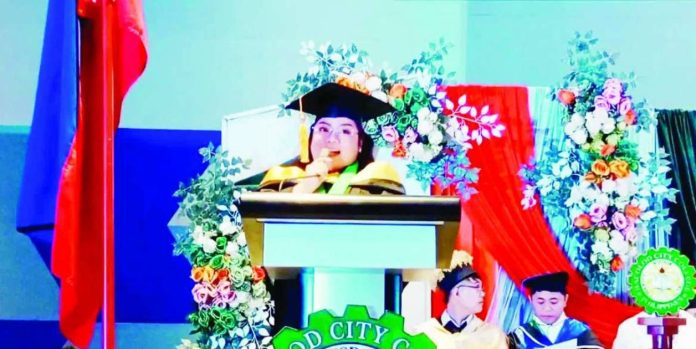 BCC_summa Wilma Delos Reyes, the first-ever summa cum laude graduate of Bacolod City College (BCC), delivered her valedictory address during the institution’s graduation rites at the SMX Convention Center on June 15. AKSYON DALE SALAZAR PHOTO