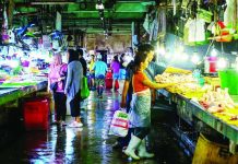 People buy vegetables, and other essentials for their daily consumption at the Commonwealth Market in Quezon City in this file photo. Analysts said powerful inflation risks remain in play – from rising food prices and El Niño to geopolitical tensions and energy supply disruptions – keeping pressure on the Bangko Sentral ng Pilipinas to continue raising interest rates. MARIA TAN, ABS-CBN NEWS/FILE PHOTO