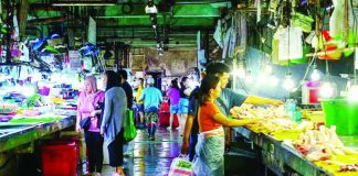 People buy vegetables, and other essentials for their daily consumption at the Commonwealth Market in Quezon City in this file photo. Analysts said powerful inflation risks remain in play – from rising food prices and El Niño to geopolitical tensions and energy supply disruptions – keeping pressure on the Bangko Sentral ng Pilipinas to continue raising interest rates. MARIA TAN, ABS-CBN NEWS/FILE PHOTO
