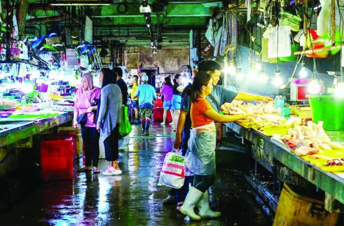 People buy vegetables, and other essentials for their daily consumption at the Commonwealth Market in Quezon City in this file photo. Analysts said powerful inflation risks remain in play – from rising food prices and El Niño to geopolitical tensions and energy supply disruptions – keeping pressure on the Bangko Sentral ng Pilipinas to continue raising interest rates. MARIA TAN, ABS-CBN NEWS/FILE PHOTO