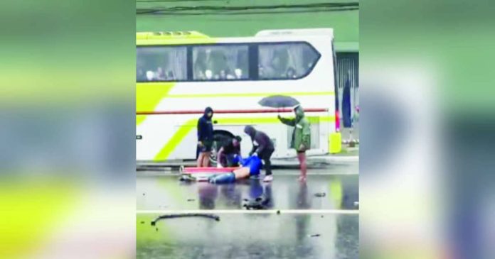 Bacolod rescue incident_superimposed A screenshot from a viral video allegedly showing lapses in the handling of a vehicular accident victim by rescue responders in Barangay Sum-ag, Bacolod City, has prompted the Bacolod City Disaster Risk Reduction and Management Office (CDRRMO) to review the training, qualifications, and operational readiness of barangay-based ambulance personnel. The incident remains under investigation. SCREENGRAB FROM JO ANN MAY MATULLANO TALITE FB