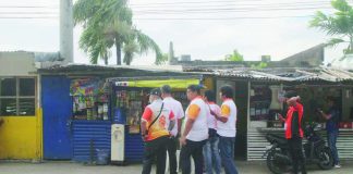 Personnel from the Bacolod City Legal Office (CLO) served notices to stall owners at the Asenso Market Trade Fair in Barangay Alijis, directing them to remove permanent structures allegedly occupying public roads and sidewalks. The CLO also required barangay officials to explain the operation of the trade fair, citing the absence of the necessary special permits and clearances. WATCHMEN DAILY JOURNAL PHOTO