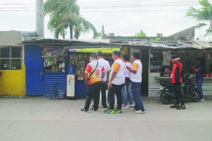 Bacolod_trade_fair_copy_compressed_resized Personnel from the Bacolod City Legal Office (CLO) served notices to stall owners at the Asenso Market Trade Fair in Barangay Alijis, directing them to remove permanent structures allegedly occupying public roads and sidewalks. The CLO also required barangay officials to explain the operation of the trade fair, citing the absence of the necessary special permits and clearances. WATCHMEN DAILY JOURNAL PHOTO