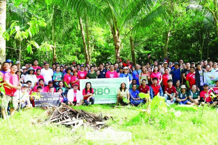 Capiz_arbor_day_copy_compressed_resized More than 1,000 native and fruit-bearing tree seedlings were planted in Barangay Manoling, President Roxas as the Provincial Government of Capiz celebrated National Arbor Day and Provincial Arbor Day on June 25, 2026. CAPIZ PROV’L GOV’T COMMUNICATIONS GROUP