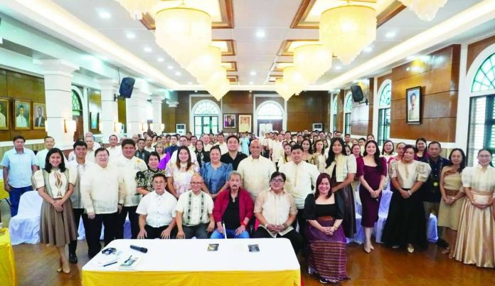 Capiz_praise_compressed_resized Capiz Gov. Fredernil H. Castro posed with awardees during the PRAISE Awards 2026 held at the Hall of Governors, Provincial Capitol. The provincial government honored outstanding employees for their dedication, integrity, and exemplary public service. CAPIZ PROV’L GOV’T COMMUNICATIONS GROUP PHOTO