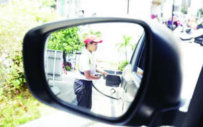 DOE_expands_compressed_resized A fuel station attendant assists a customer in this photo taken on March 30, 2026. Energy officials on Monday, June 15, 2026, said logistics vehicles serving the agriculture sector will be included in the government’s fuel subsidy program to help them cope with higher fuel prices. PNA PHOTO BY ROBERT OSWALD P. ALFILER