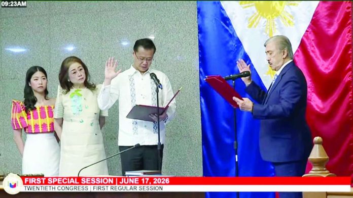 Sen. Sherwin Gatchalian takes his oath of office before Sen. Vicente “Tito” Sotto. All 13 senators present at the special session of the Senate yesterday voted in favor of Gatchalian, giving him a unanimous mandate to lead the chamber.