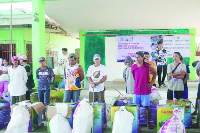 Guimaras_DOLE_copy_compressed_resized Beneficiaries from Barangay Panobolon, Nueva Valencia, Guimaras receive livelihood assistance from the Department of Labor and Employment (DOLE) under a P2-million program aimed at strengthening income-generating activities for fisherfolk, livestock raisers, and small business owners. The initiative forms part of DOLE’s continuing effort to promote sustainable livelihoods and economic resilience in island communities. DOLE-6 PHOTO