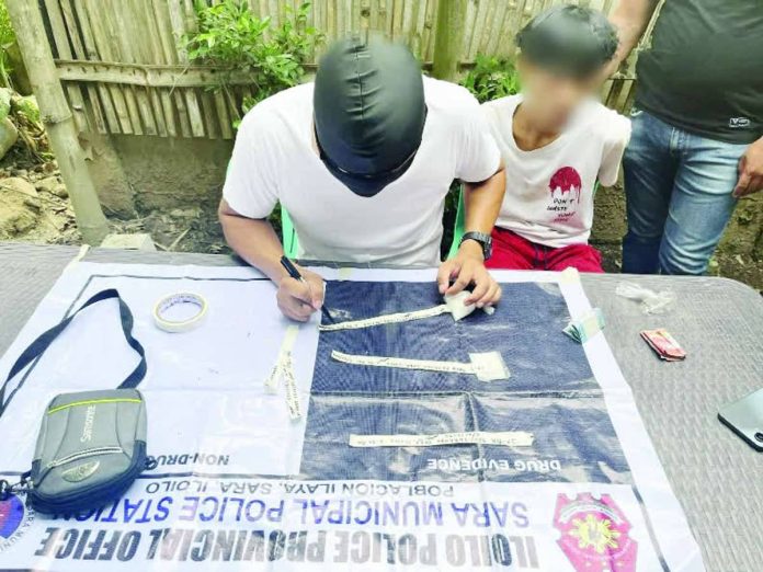 HVI_sara_compressed_resized Operatives of the Sara Municipal Police Station arrested a 21-year-old high-value drug suspect during a buy-bust operation in Sitio Carmen, Barangay Zerrudo, Sara, Iloilo. Authorities seized approximately 65 grams of suspected shabu worth P442,000, along with marked buy-bust money and other pieces of evidence. IPPO PHOTO