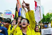 Indonesian students protest vs state spending, fuel price hike Indonesian student protesters on the streets of Jakarta say wasteful government spending could leave the country bankrupt. GETTY IMAGES