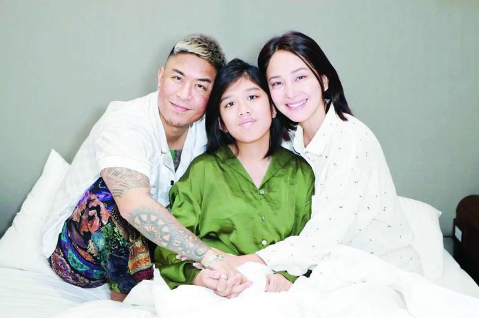 Katrina_Kris_compressed_resized Kris Lawrence and Katrina Halili with their daughter Katie. KATRINA HALILI/FB PHOTO
