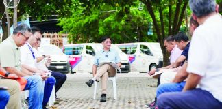 During a recent situation briefing in General Santos City on the 7.8 magnitude earthquake that struck Mindanao, President Ferdinand Marcos Jr. listened to local officials’ concerns. PCO