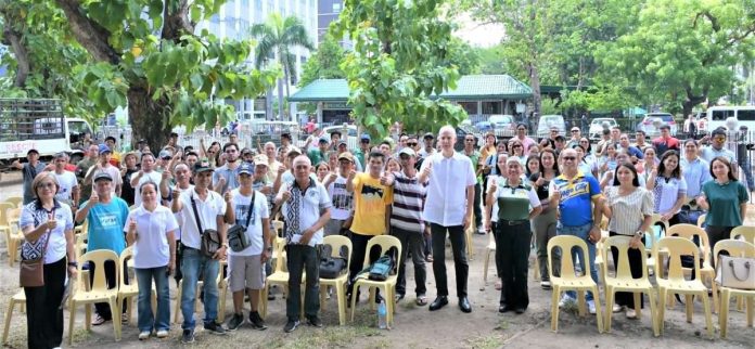 Gov. Bong Lacson posed with beneficiaries during the ceremonial turnover of swine, sheep, and poultry projects worth P525,000 under the Negros Occidental provincial government's animal productivity and livelihood programs on May 29. NEGOCC PROV’L GOV’T PHOTO