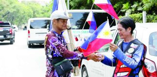 A street vendor sells Philippine flags of various sizes along J.W. Diokno Boulevard in Pasay City, Metro Manila, ahead of the country’s 128th Independence Day celebration this June 12. The flags are priced from P55 to P120, depending on the size. The Philippine National Police has placed thousands of officers on heightened alert across Metro Manila as part of an intensified nationwide security operation for the Independence Day celebration. PNA