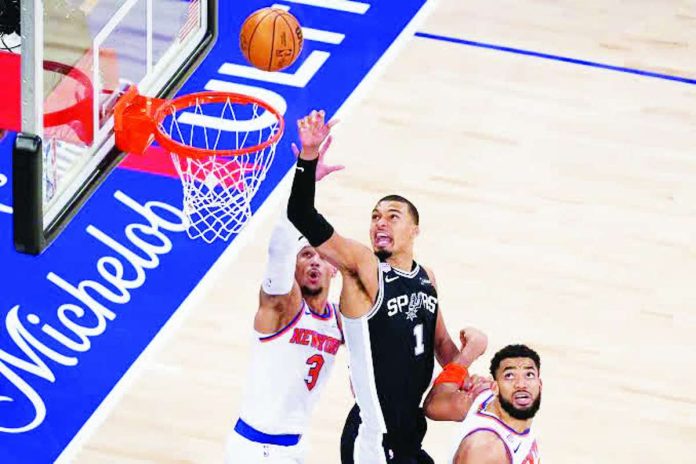 Sports_NBA_Spurs_copy_compressed_resized San Antonio Spurs center Victor Wembanyama tries to reach the ball despite being held on by New York Knicks’ Karl-Anthony Towns. AP