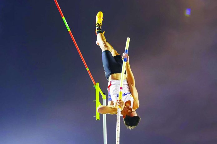 Philippine pole vault star Ernest John “EJ” Obiena begins his 2026 outdoor season with a silver-medal finish at the Eurowings Flight Circus in Dusseldorf, Germany after clearing 5.74 meters. POC FILE PHOTO