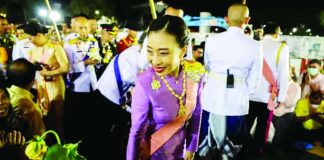 Thailand’s Princess Bajrakitiyabha greets her royalists as she leaves a religious ceremony to commemorate the death of King Chulalongkorn, known as King Rama V, at The Grand Palace in Bangkok, Thailand, October 23, 2020. REUTERS