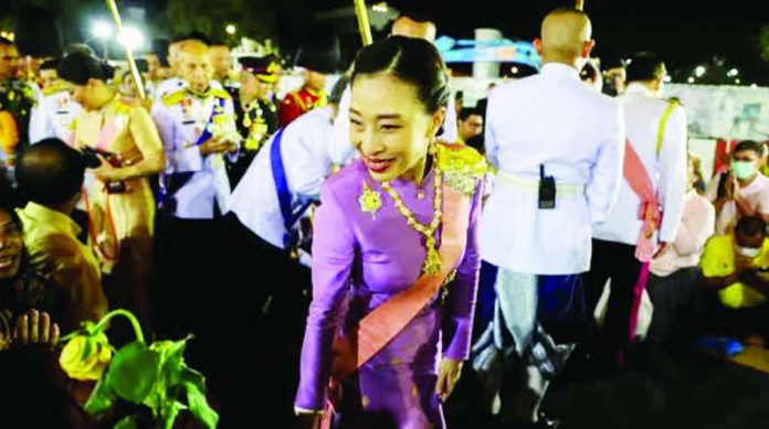 Thailand’s Princess Bajrakitiyabha greets her royalists as she leaves a religious ceremony to commemorate the death of King Chulalongkorn, known as King Rama V, at The Grand Palace in Bangkok, Thailand, October 23, 2020. REUTERS