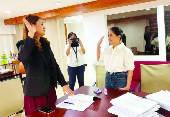 Iloilo City Lone District’s Rep. Julienne “Jam-jam” Baronda files cyber libel complaints against 18 former Marines and Atty. Levito Baligod before Prosecutor Hazel Mascariñas of the National Prosecution Service at the Department of Justice on Wednesday, June 3.