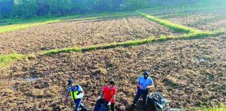 Officers of the Calinog police station and emergency responders secure the scene in a roadside field in Barangay Barrio, Calinog, Iloilo on Sunday morning, June 7. The 39-year-old victim, alias “Elbert”, was discovered dead beside his motorcycle. CALINOG MPS PHOTO