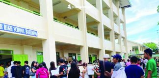 Learners flock to the Barotac Nuevo National Comprehensive High School in Barotac Nuevo, Iloilo on Monday, June 1, for the first day of enrollment and Brigada Eskwela for School Year 2026-2027. The Department of Education Region 6 announced schools across the region are implementing contingency measures to accommodate an expected 972,113 learners for this school year amid persistent classroom and infrastructure constraints. SA KASIBULAN/FACEBOOK PHOTO