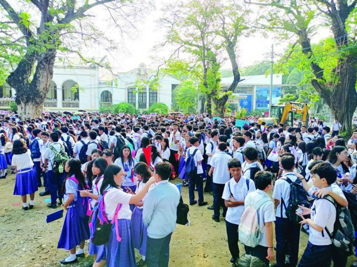 front_pic_compressed_resized Thousands of learners pack the open grounds of Iloilo National High School on Luna St., La Paz, Iloilo City during the opening of School Year 2026-2027 on Monday, June 8. Following a magnitude 7.8 earthquake in Mindanao, the Department of Education Region 6 assured the public that comprehensive structural safety assessments were conducted by engineers and Disaster Risk Reduction and Management coordinators across the region's 2,841 public schools prior to the opening of classes. It added that learners and teachers are equipped with knowledge on what to do during earthquakes through regular participation in the Nationwide Simultaneous Earthquake Drill. AJ PALCULLO/PN