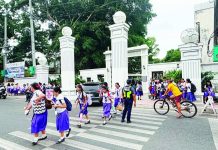 WAKE-UP CALL FOR SCHOOLS: Iloilo City tightens campus security after deadly Tacloban shooting Mayor Raisa Treñas has ordered the Schools Division of Iloilo City, the local police and concerned offices to double security measures in all schools in the city following a deadly shooting incident inside a public high school in Tacloban City. “Indi kita maghulat nga may matabo antes kita maghulag,” Treñas emphasized. Photo shows a police officer managing traffic and guiding students safely across the street outside Iloilo National High School in La Paz district after classes on Monday afternoon, June 22. MAI LADIAO/PN