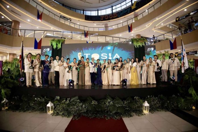 ime_TOSIA_compressed_resized The recipients of the 2026 The Outstanding Students of Iloilo Awards (TOSIA) during the awarding ceremony at Robinsons Place Pavia on May 30, 2026. Organized by CI Regatta in partnership with the Department of Education, the annual awards honor outstanding Ilonggo students who have demonstrated excellence in academics, leadership, social responsibility, and faith.