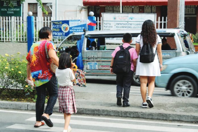mai traffic school opening Today, parents and guardians will be bringing their wards to public schools as classes resume. In Iloilo City, traffic enforcers are on full alert. They will focus on areas with large numbers of students and roads where heavy traffic is expected to ensure the safety of children and the smooth flow of traffic. PN FILE