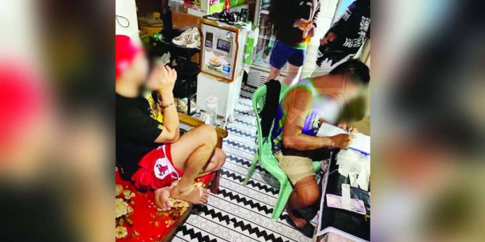 molo man caught_superimposed A total of 700 grams of suspected shabu valued at around P5 million were seized by police from alias “Par” (left), tagged as a high-value target, in an anti-illegal drugs operation in Barangay Calumpang, Molo, Iloilo City on June 22. PHOTO COURTESY OF K5 NEWS FM ILOILO