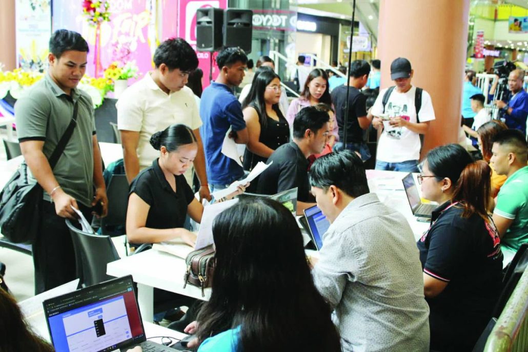 JOBS WITHIN REACH. Hundreds of job seekers flock to the Kalayaan “Trabaho Agad” Job Fair organized by the Department of Labor and Employment at Robinsons Place Iloilo on Independence Day, where employers offered more than 5,200 local and overseas vacancies. The employment fair resulted in 160 on-the-spot hires, while hundreds more qualified for available positions, underscoring continuing efforts to connect Ilonggos and other Western Visayas residents with livelihood and career opportunities. AJ PALCULLO/PN