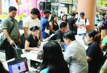 JOBS WITHIN REACH. Hundreds of job seekers flock to the Kalayaan “Trabaho Agad” Job Fair organized by the Department of Labor and Employment at Robinsons Place Iloilo on Independence Day, where employers offered more than 5,200 local and overseas vacancies. The employment fair resulted in 160 on-the-spot hires, while hundreds more qualified for available positions, underscoring continuing efforts to connect Ilonggos and other Western Visayas residents with livelihood and career opportunities. AJ PALCULLO/PN