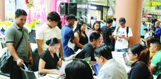 JOBS WITHIN REACH. Hundreds of job seekers flock to the Kalayaan “Trabaho Agad” Job Fair organized by the Department of Labor and Employment at Robinsons Place Iloilo on Independence Day, where employers offered more than 5,200 local and overseas vacancies. The employment fair resulted in 160 on-the-spot hires, while hundreds more qualified for available positions, underscoring continuing efforts to connect Ilonggos and other Western Visayas residents with livelihood and career opportunities. AJ PALCULLO/PN