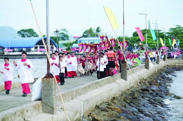 neljoy_Banate_copy_compressed_resized Parishioners, altar servers and cultural performers take part in the traditional traslación along the coastal promenade of Banate, Iloilo on June 23, 2026, as part of the annual “Biray” celebration honoring Saint John the Baptist. The centuries-old religious tradition combines a fluvial procession, prayers and a pilgrimage to the town’s former center. ARCHDIOCESE OF JARO COMMISSION ON SOCIAL COMMUNICATIONS