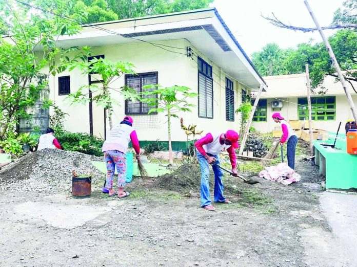 neljoy_DOLE_Brigada_(2)_copy_compressed_resized TUPAD workers under the Department of Labor and Employment – Region 6 carry out cleanup, repair, landscaping and maintenance activities in public schools across Western Visayas as part of Brigada Eskwela. A total of 11,896 workers have been deployed to 751 schools. DOLE-6