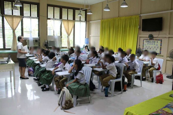neljoy_DepEd_compressed_resized Students and teachers of Iloilo Central Elementary School return to their classrooms as School Year 2026-2027 opens on June 8, with the Department of Education – Region 6 pledging to strengthen education quality, expand partnerships, and ensure the successful implementation of the new three-term school calendar.